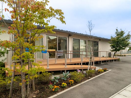 緑豊かな庭のある建物