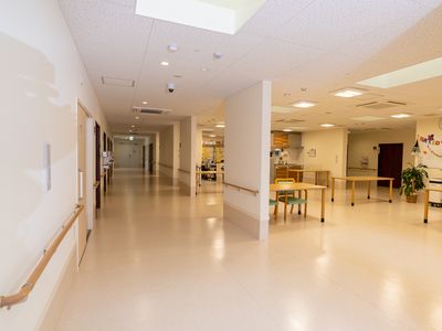 広々した清潔な廊下