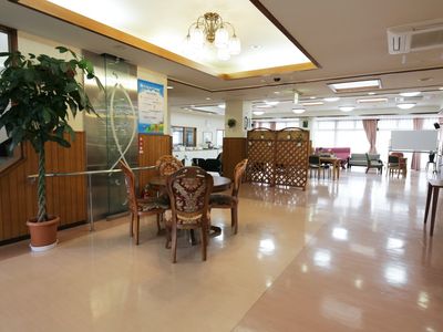 広々とした快適なラウンジ