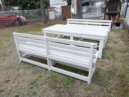 白いベンチがある庭