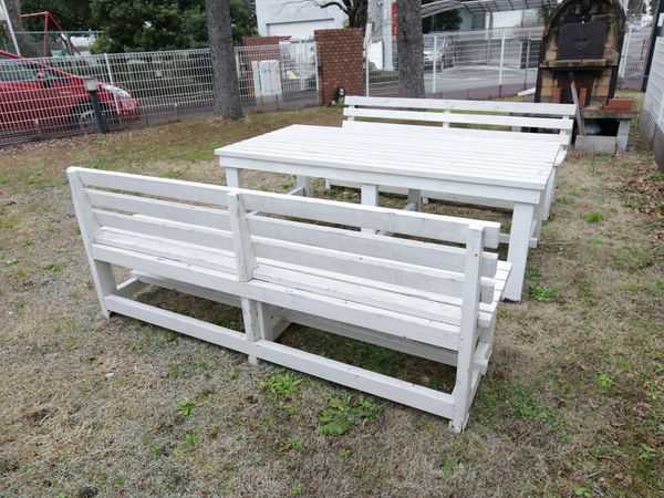 白いベンチがある庭