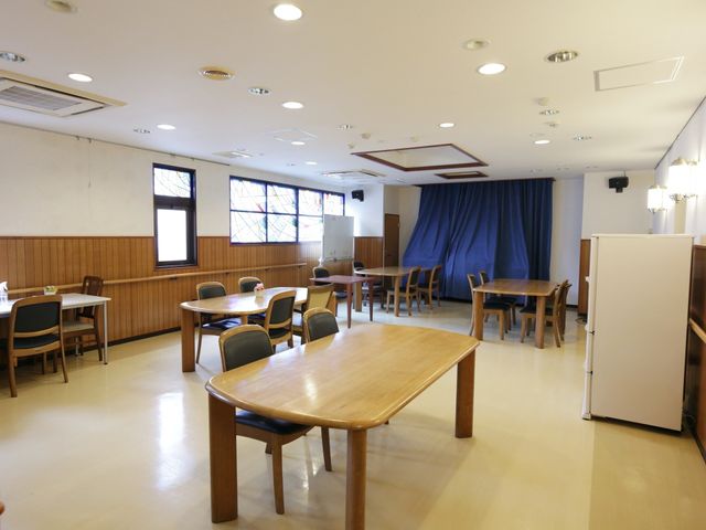 共有スペースの広々とした様子 共有スペース 木の温もりを感じる落ち着いた食堂です。広々として車椅子でも過ごしやすい空間を提供しております。