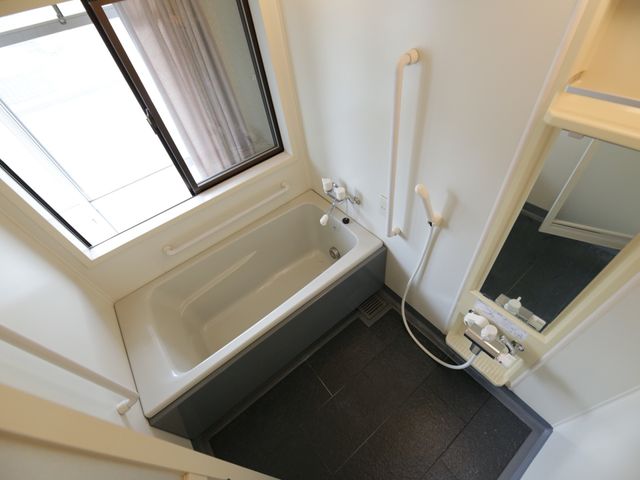 手すり付き浴室 浴室 安全に配慮した設計の浴室です。手すりや床の滑りにくい素材により、安心してご利用いただけます。