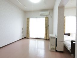 明るい居室の様子