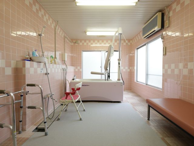 快適な浴室設備 浴室 床が滑りにくい加工がされた浴室です。リフト機能付きの浴槽で、身体の不自由な方も安心して入浴できる空間となっています。