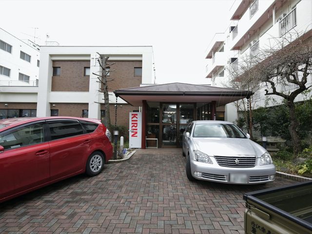 建物前のエントランス 玄関 落ち着いた色合いのエントランスです。来訪者はすぐに快適な空間を感じられることでしょう。