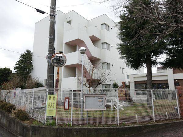 白い建物と緑の庭