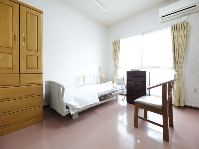 居室の明るい空間 居室 ゆったりと過ごせる居室です。天井近くの窓からは自然光が差し込み、温かみのある雰囲気を創出しています。