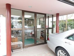 エントランスと駐車場の景色