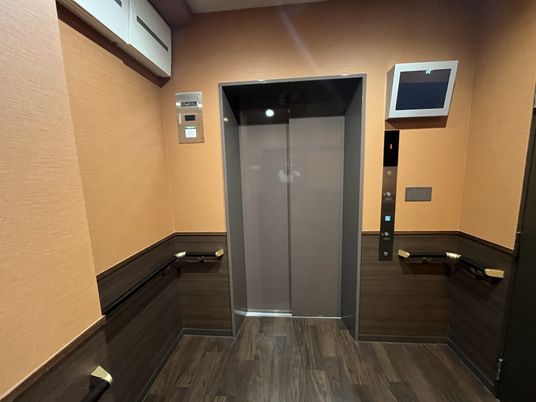 エレベーターの前のスペース