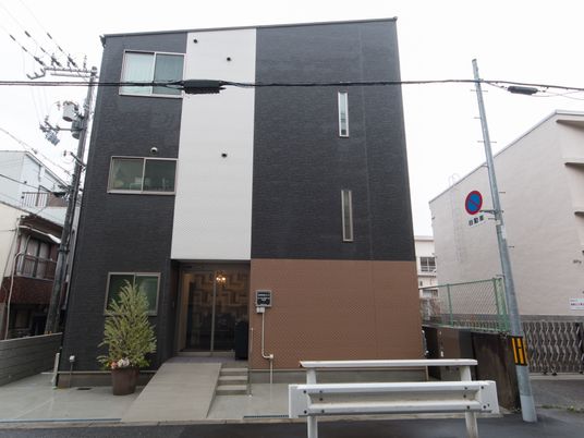 シンプルな外観の建物