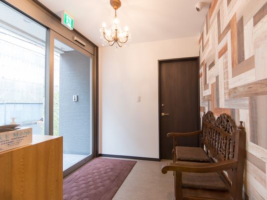 エントランスの明るい空間