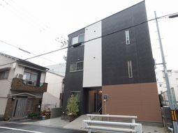 現代的外観の建物正面