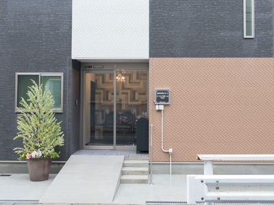 清潔感のある建物のエントランス