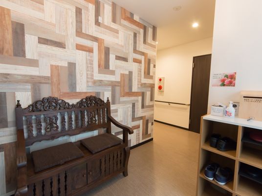 木目調のエレガントなロビー