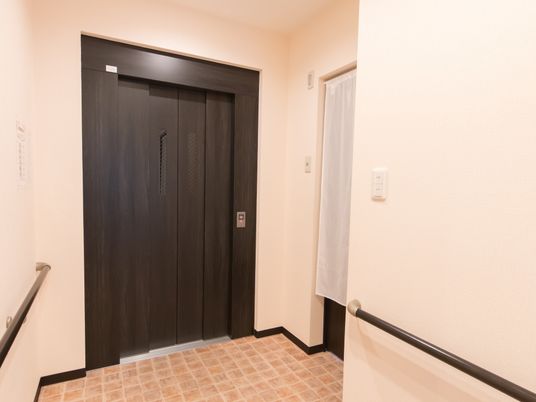 廊下とエレベーターの入口