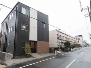 現代的な建物のエントランス