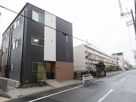 現代的な建物のエントランス