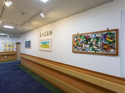 アートが飾られた廊下