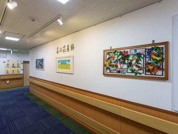 アートが飾られた廊下