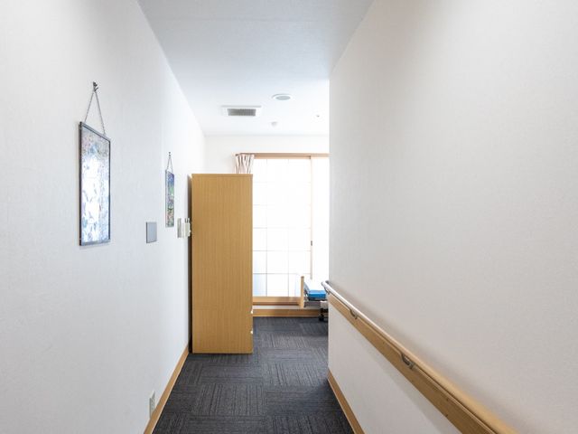 手すり付きの廊下 廊下 優しい照明と手すりが設置された廊下です。安全に移動ができるよう配慮されています。
