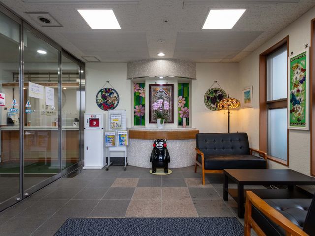 明るい休憩室 休憩室 ゆったりとした椅子が配置され、壁にはアートが飾られた明るい空間です。リラックスしやすい環境が整っています。