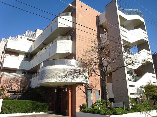 明るい建物の外観