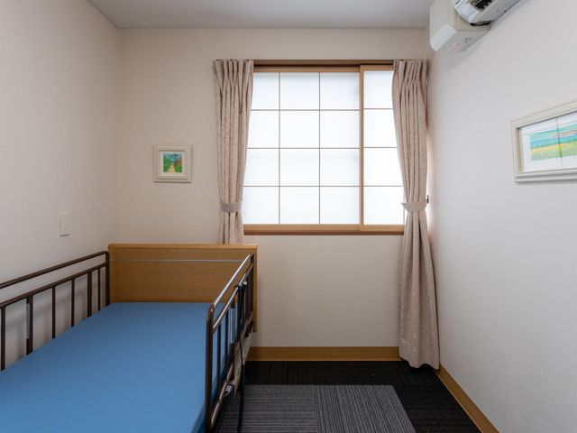 落ち着いた個室 居室 自然光が優しく差し込む個室で、働く環境としても快適です。