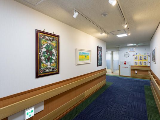 アート作品が飾られた廊下