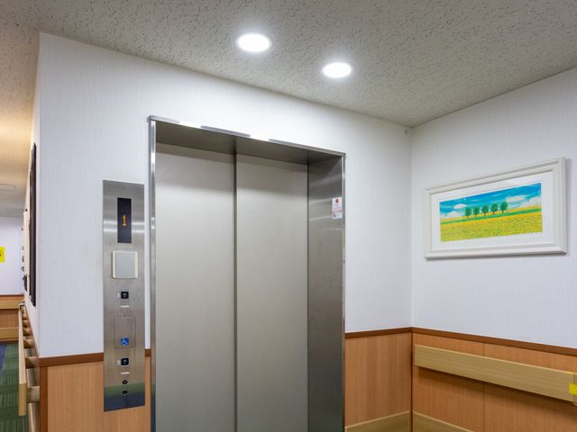 安全な移動をサポートするエレベーター エレベーター 安心して利用できる広いエレベーターです。明るく清潔な空間が特徴です。