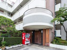 植物と自販機の外観