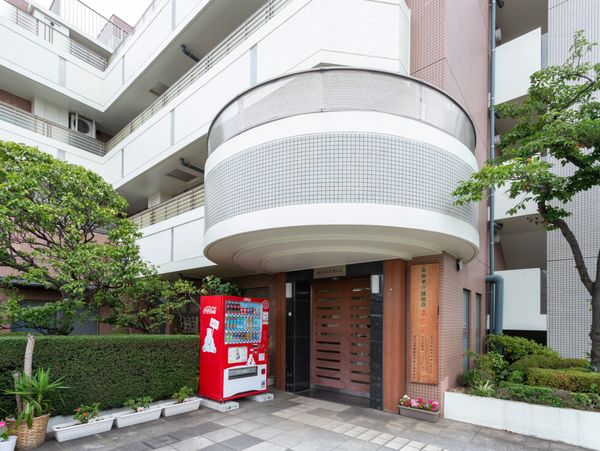 植物と自販機の外観