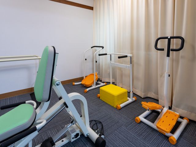 運動器具のある部屋 機能訓練室 明るく静かなトレーニング環境で、リハビリに最適な設備が整っています。