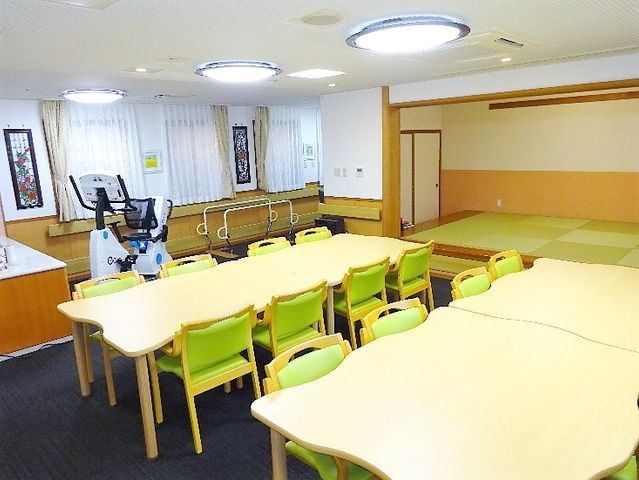 明るい多目的室の様子