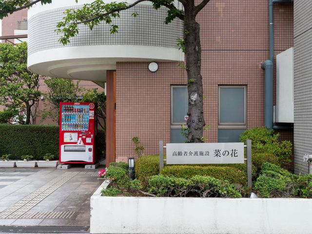 施設のエントランス エントランス 入り口付近には自動販売機が設置され、利便性が高い環境が整っています。