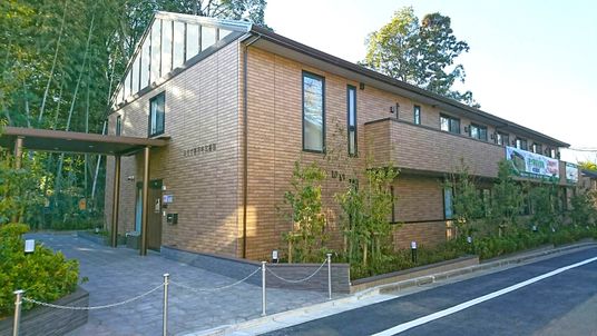 緑に囲まれた建物外観