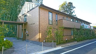 緑に囲まれた建物外観
