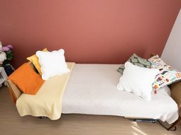 暖かみのある居室のベッド