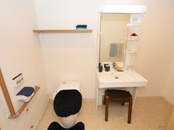 整った洗面台とトイレ