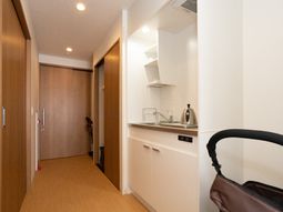 清潔な廊下と洗面台