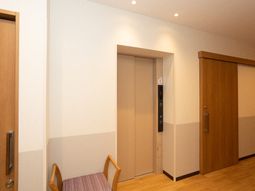 廊下にあるエレベーター