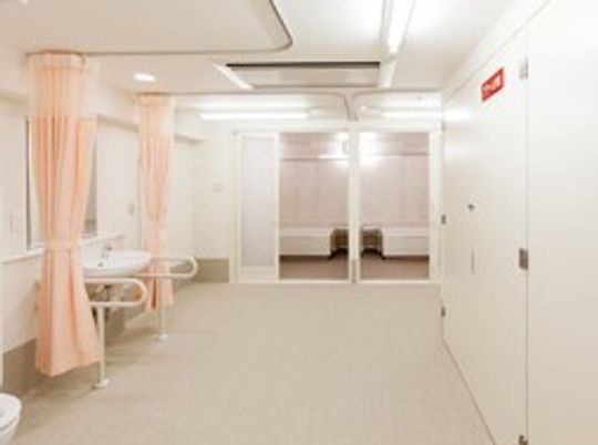 柔らかい照明の洗面台と廊下