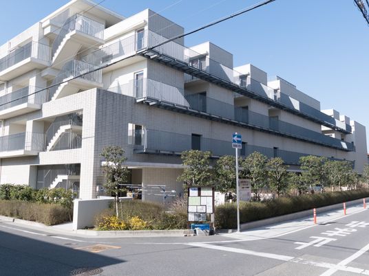多階層のモダンな建物