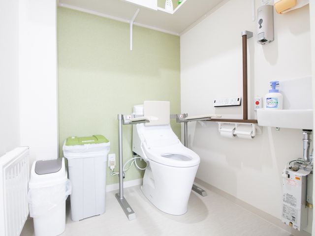 バリアフリートイレ トイレ 手すりが設置されたクリーンなトイレです。安心してご利用いただける環境が整っています。