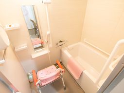 明るい清潔な浴室