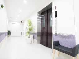 清潔感のある廊下とベンチ