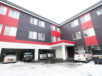 多色デザインの建物外観