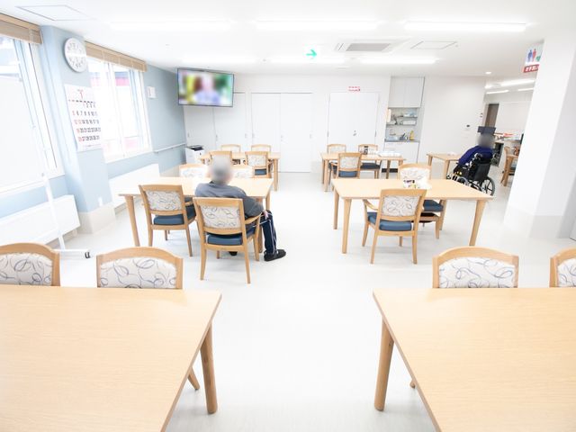 共有スペースの明るい風景 食堂 利用者が心地よく食事をとるダイニングルームです。清潔感があり、テレビも完備されており、ゆったりとした時間を過ごせます。