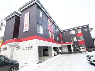 紫と赤の外壁の建物