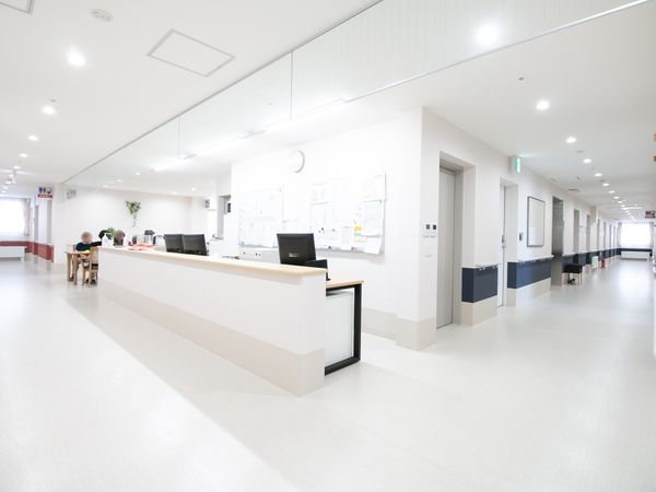 明るく清潔な廊下